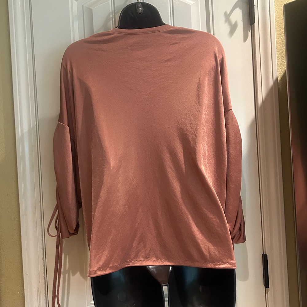 Express Flowy Ruched Sleeves Top - Picture 5 of 8